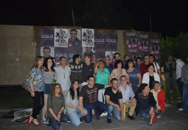 Miembros de Unidos Podemos en la pegada de carteles 