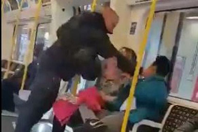 Momento de la agresión en el vagón del Metro, grabado por uno de los pasajeros