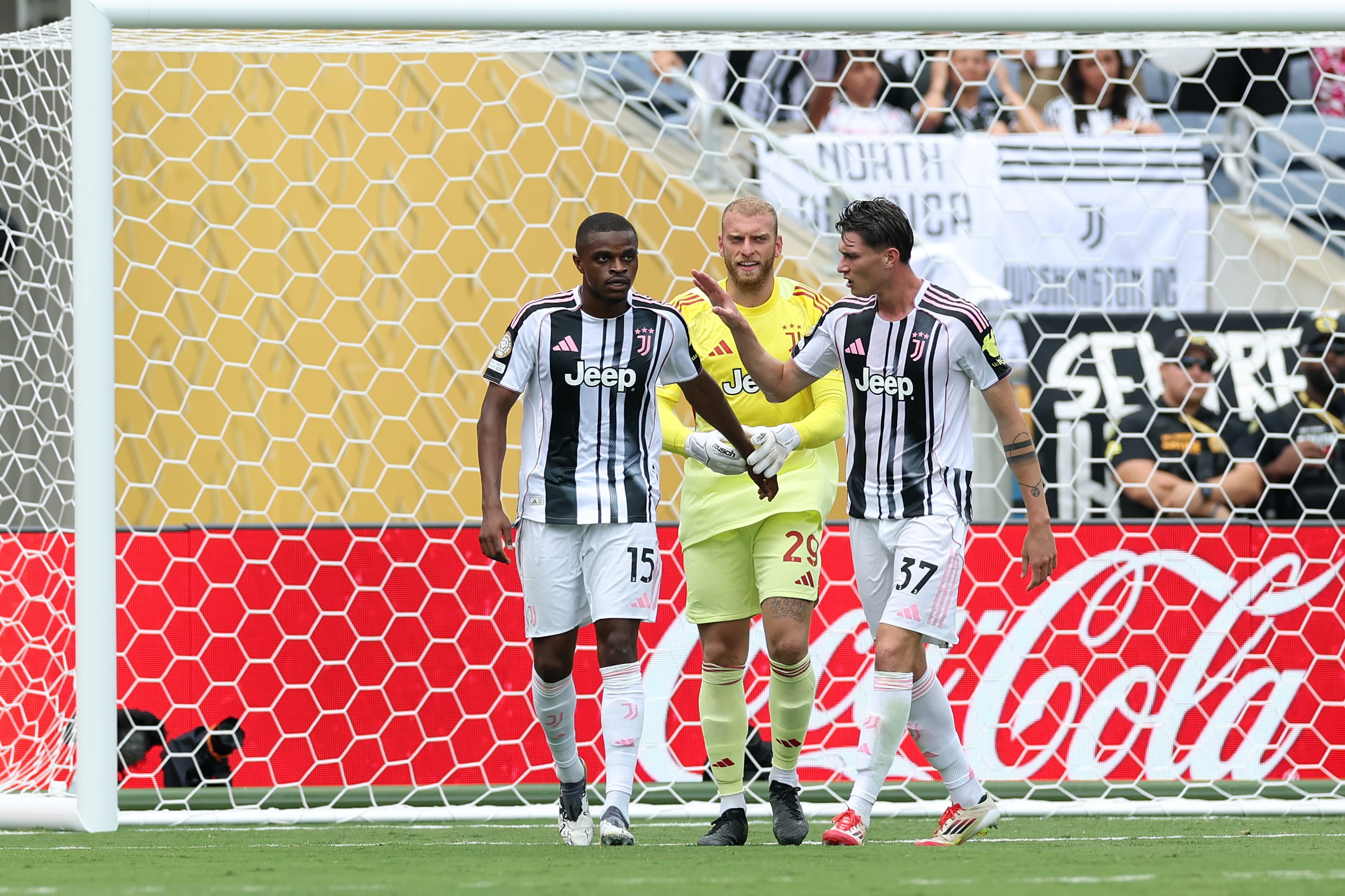 Jugadores de la Juventus de Turín consuelan a Pierre Kalulu tras su fallo garrafal