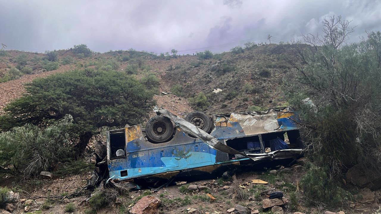 Fotografía cedida por la Policía Boliviana de un autobús accidentado este lunes, en Potosí (Bolivia).