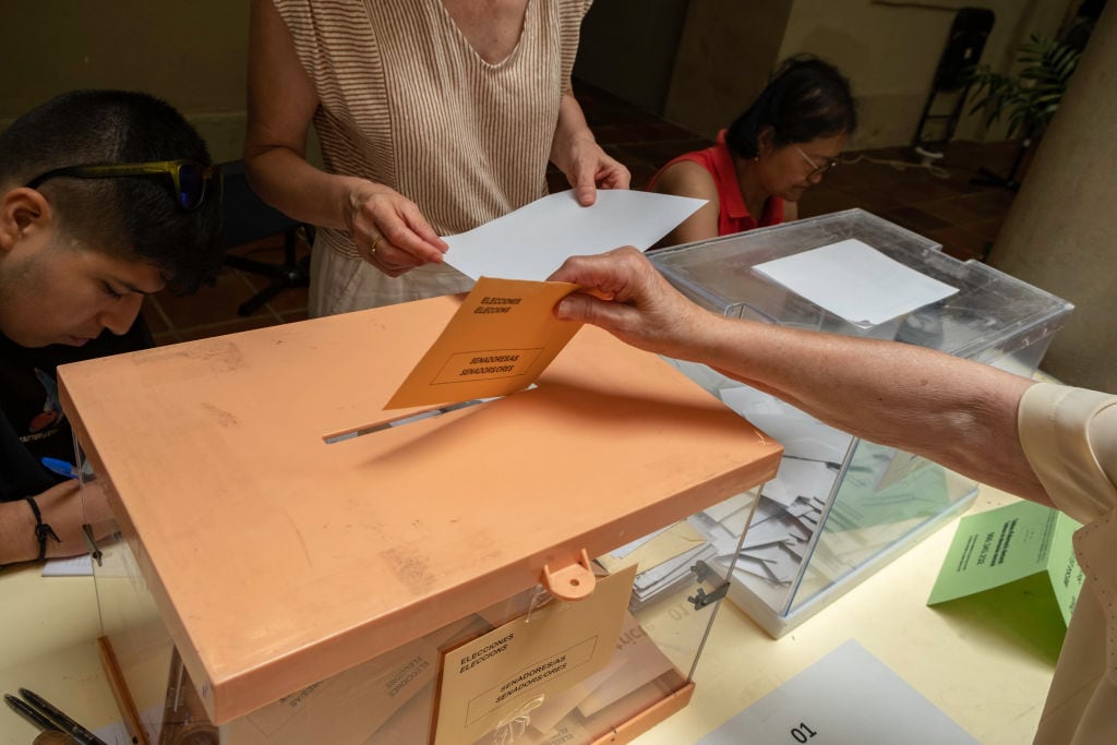 Una electora vota durante unas elecciones en Cataluña.