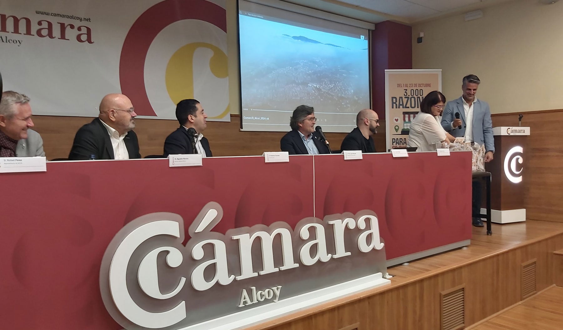 La presidenta de la Cámara de Comercio de Alcoy, Lucía Pascual, durante el sorteo de los 3.000 euros para comprar en establecimientos de la ciudad