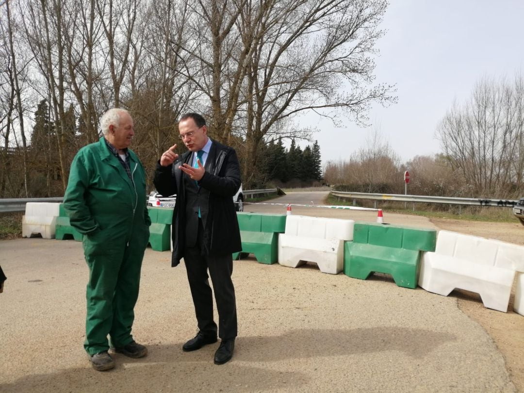 El subdelegado del Gobierno, Ángel Blanco, durante su visita a Castrogonzalo