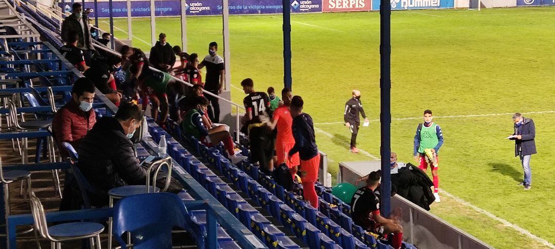 Los jugadores del Hércules cambiándose en las gradas de El Collao