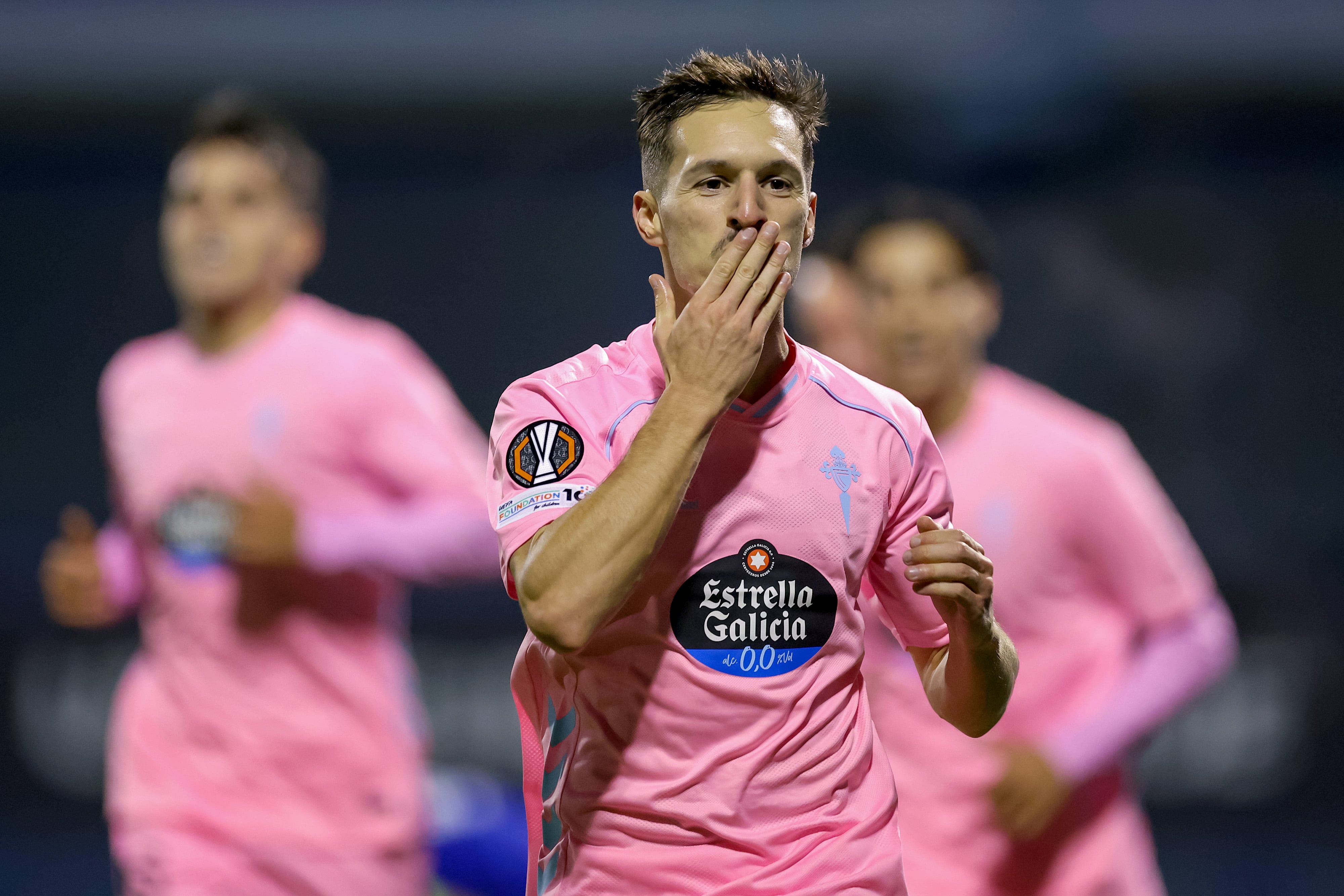 Bryan Zaragoza celebra uno de sus goles ante el Dinamo de Zagreb