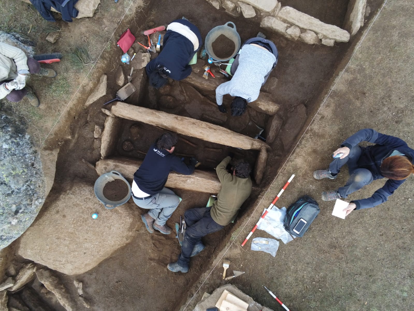 Excavación de una tumba en La Coba en San Juan del Olmo