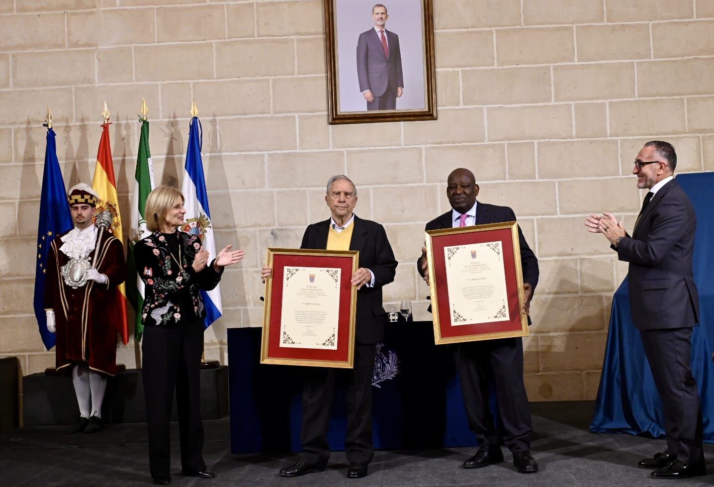 Ángel León y Eddy Jean Paul, junto a alcaldesa de Jerez, María José García-Pelayo, tras recibir la distinción como Hijos Adoptivos de la ciudad