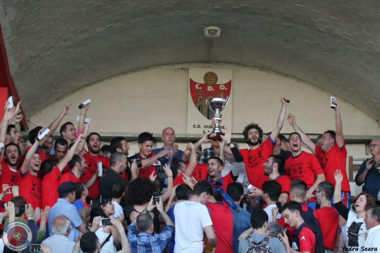 Jugadores y aficionados de la U.D.Orense, festejando el título de campeones de la Copa Diputación 2016