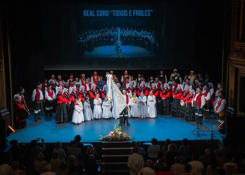 Actuación del Real Coro Toxos e Froles en el Teatro Jofre de Ferrol (foto: Real Coro Toxos e Froles)