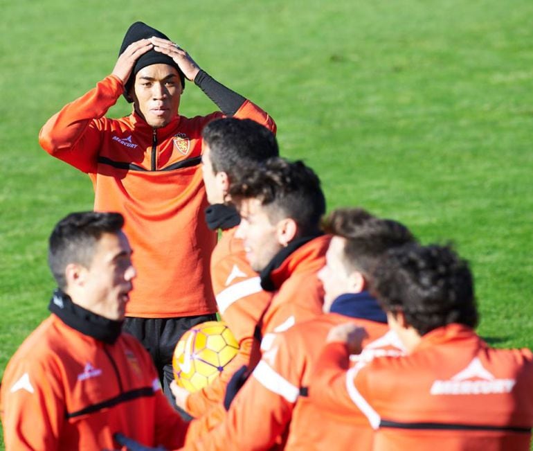 La plantilla del Real Zaragoza durante el entrenamiento de hoy preparando ya el encuentro del domingo con el Real Oviedo
