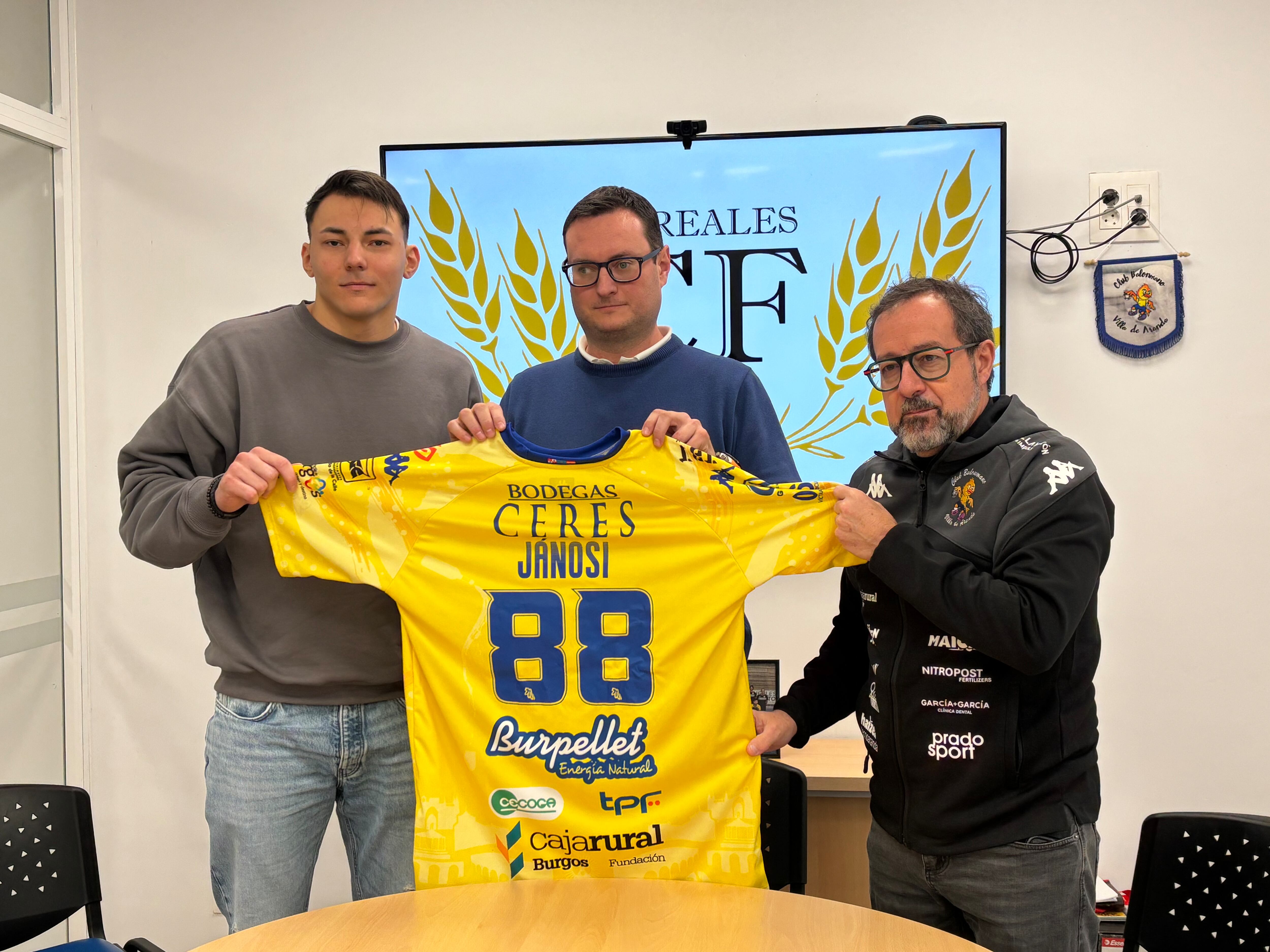 Jánosi, en su presentación en Cereales Fiel