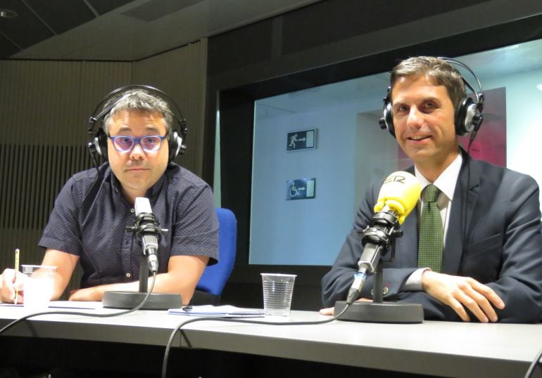 Javier Rodríguez en los estudios de la Cadena SER