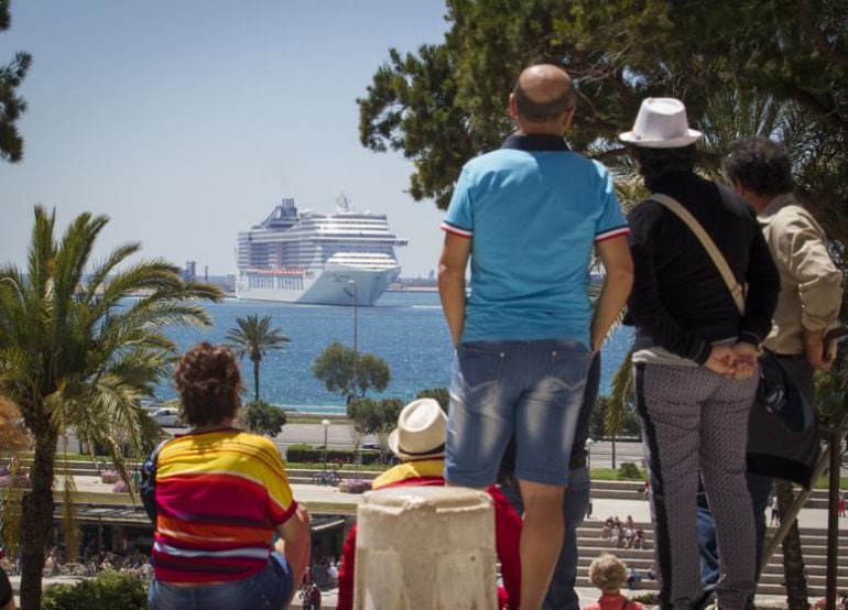 Turistas paseando en el entorno del puerto 