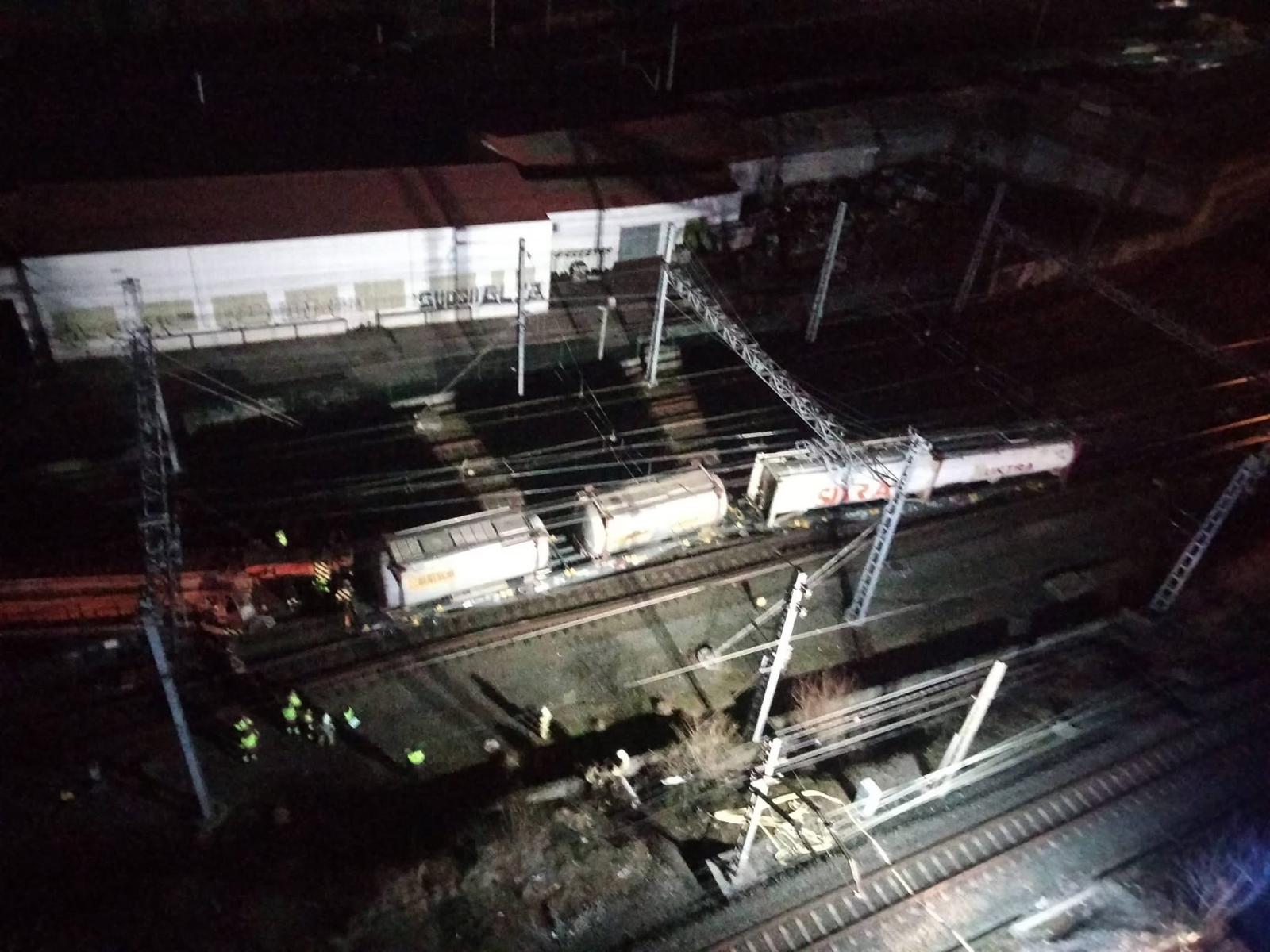 Intervención en la vía después del descarrilamiento en Irun