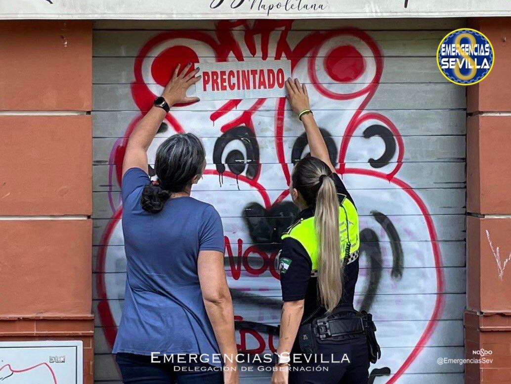 Imagen del bar precintado en la Alameda de Hércules.