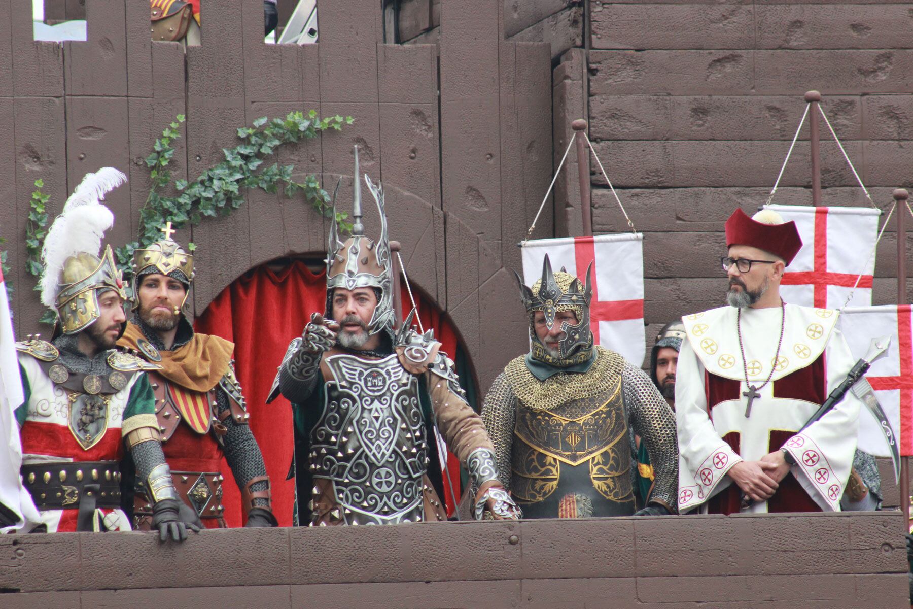 Jordi Seguí, sargento cristiano; Antonio Delgado, embajador cristiano; Dani Cano, capitán de la Filá Alcodianos, Santi Castelló, alférez de la Filà Aragonsesos, y Toni Navarro, mossén Torregrosa, en el castillo durante la Embajada Mora.