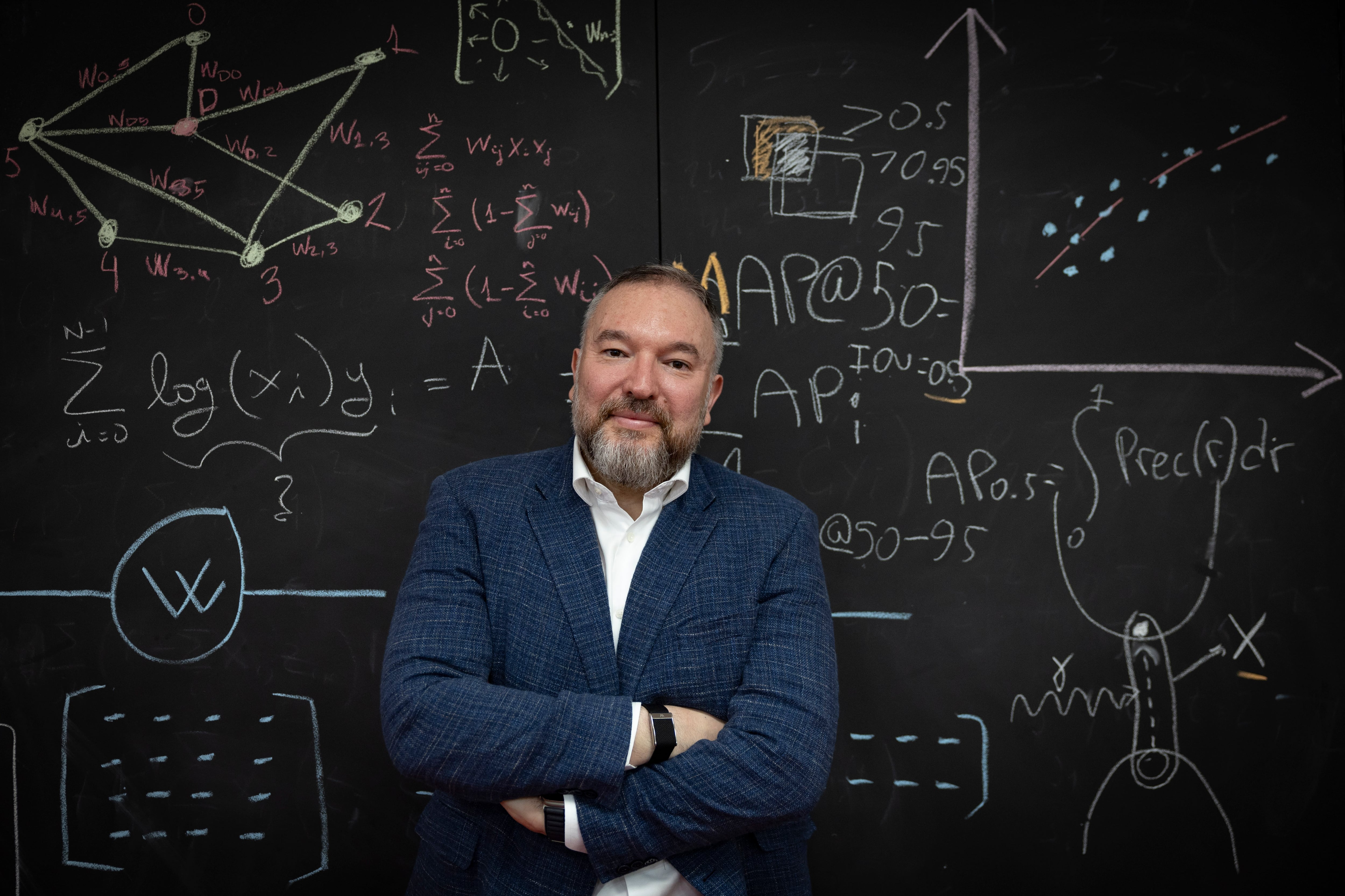 SAN SEBASTIÁN, 21/04/2026.- El profesor Ikerbasque en el puntero Donostia Internacional Physics Center (DIPC) y director científico de Multiverse Computing, Román Orús, posa durante una entrevista concedida a EFE en la sede de Multiverse en San Sebastián. EFE/Javier Etxezarreta