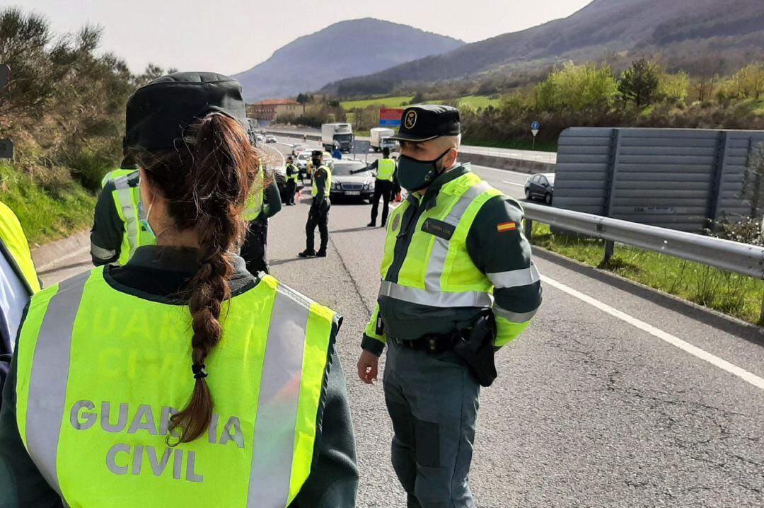 control de la Guardia Civil en la A-1 para velar por el cierre perimetral