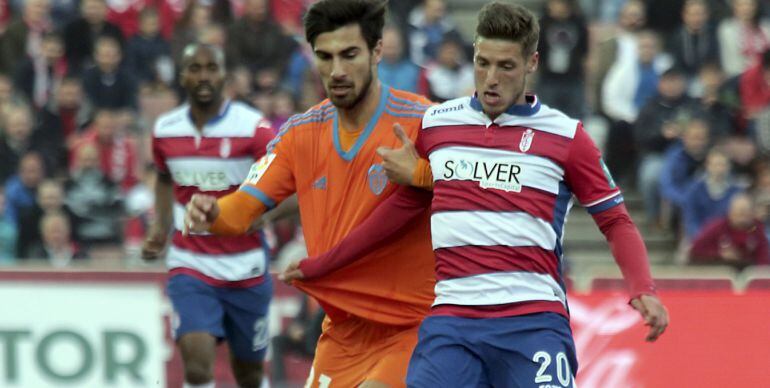 André y Rubén Pérez pelean por una pelota en el Granada 1 - Valencia 2.