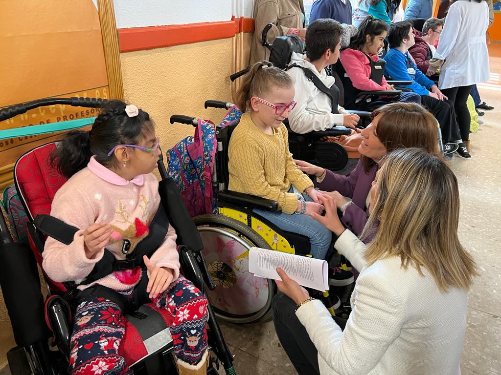 La consejera de Igualdad y portavoz del gobierno de Castilla-La Mancha en su visita al Centro de Educación Especial Puerta de Santa María