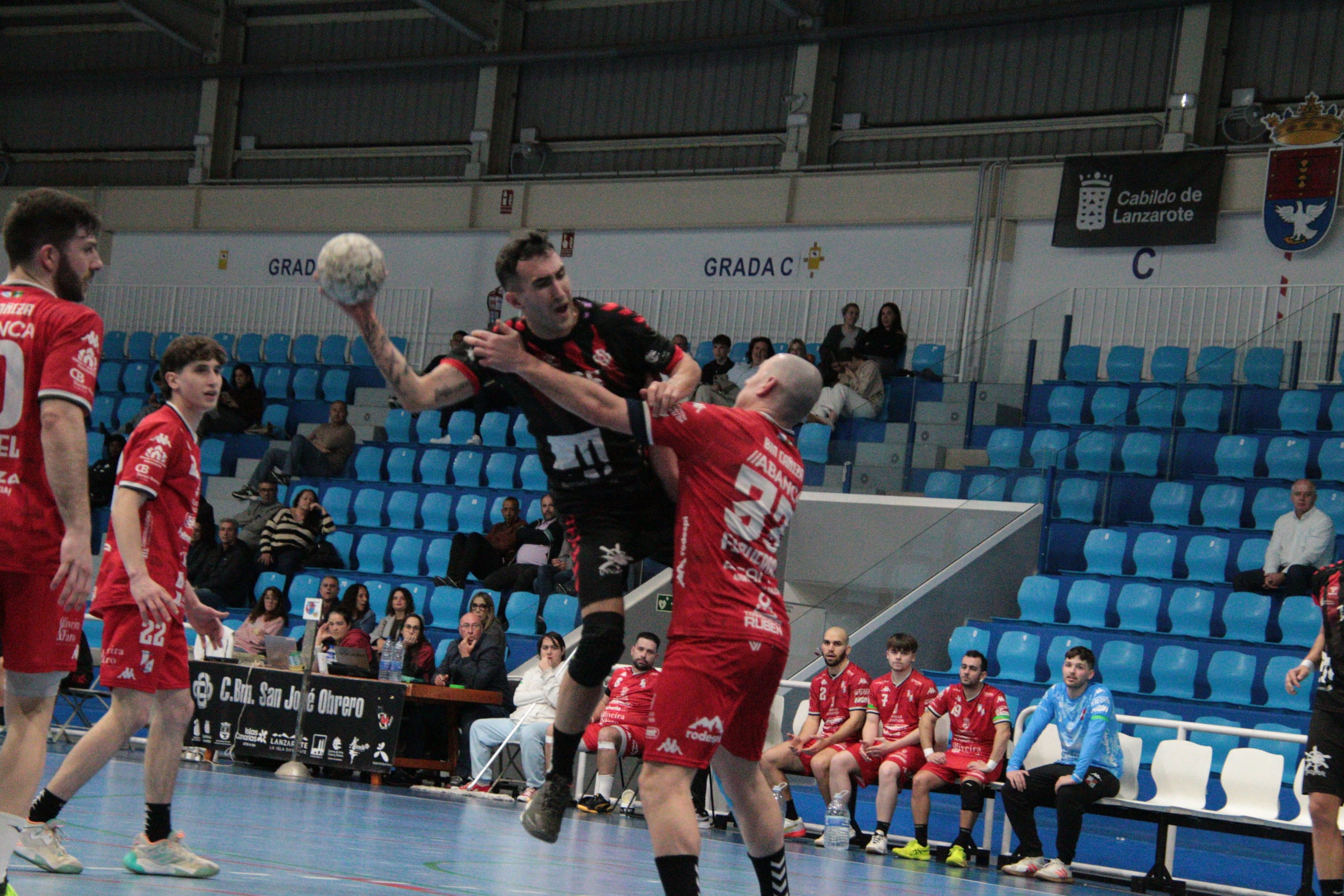 Lanzamiento del Balonmano Lanzarote Ciudad de Arrecife ante un combativo Lalín.