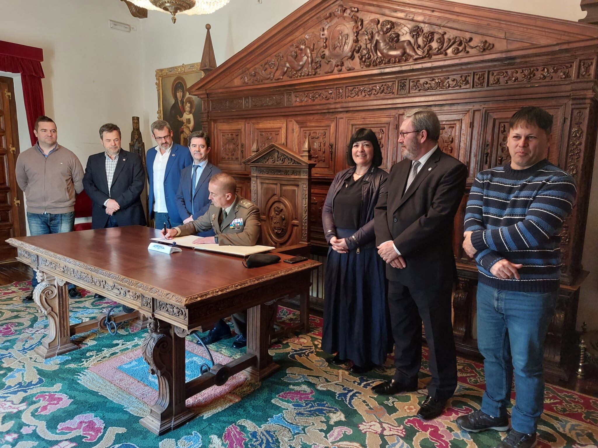 José Manuel Vivas firmando en el libro de la ciudad