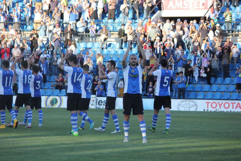 Los jugadores del Hércules saludan a los aficionados del estadio José Rico Pérez