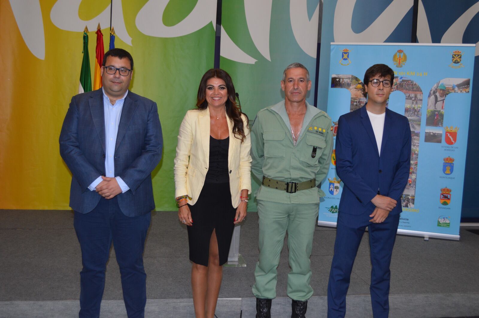 La Delegada Territorial de Turismo, Nuria Rodríguez, junto al Coronel Jefe del IV Tercio, José de Meer y representantes de las empresas que realizarán la retrasmisión