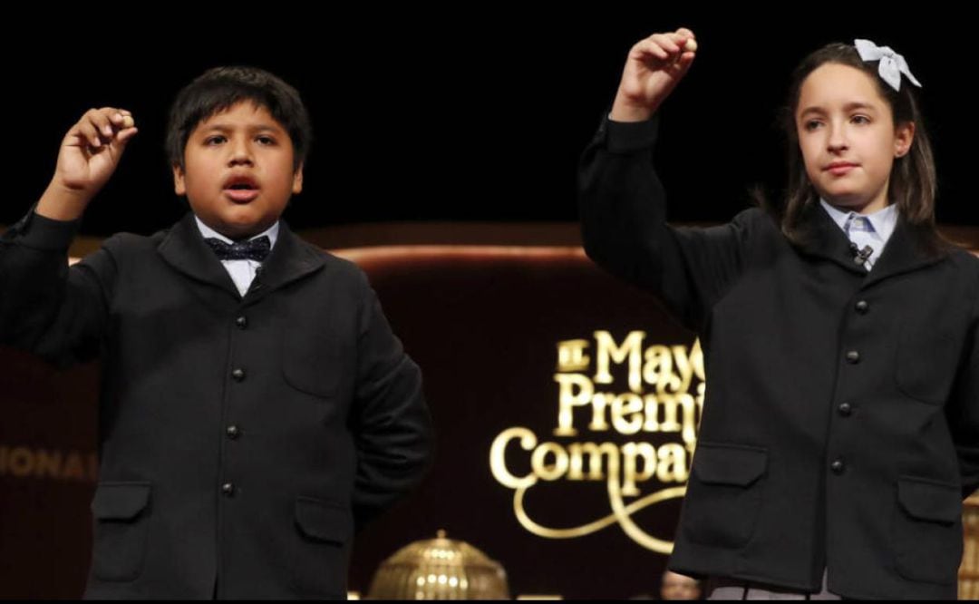 Niños de San Ildefonso cantan uno de los premios del Sorteo de Lotería.