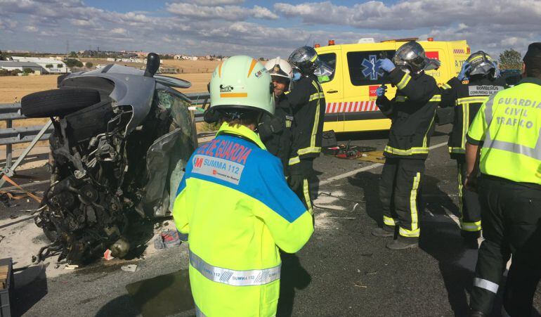 Los servicios de emergencia actúan tras el accidente en Moraleja de Enmedio