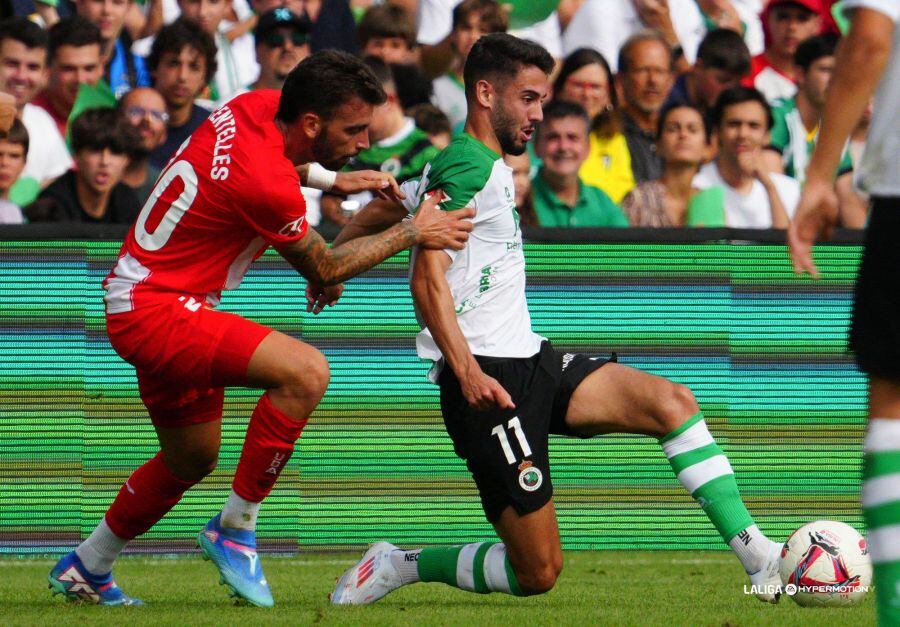 El futbolista valenciano Centelles en una jugada con Andrés en El Sardinero. L