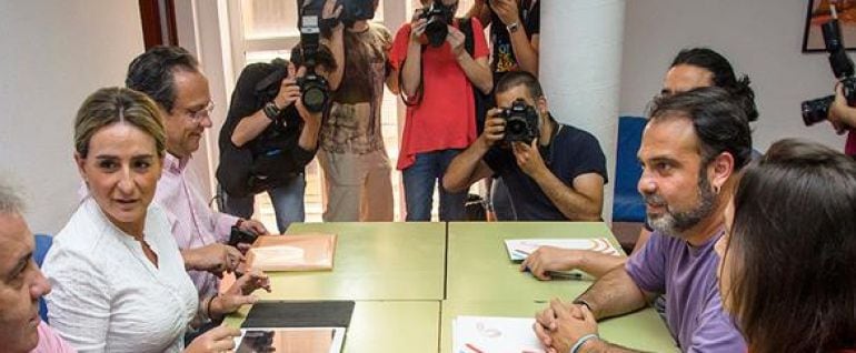 Milagros Tolón (izquierda) y Javier Mateo (derecha) encabezaron la primera reunión formal para abordar un pacto de gobierno en Toledo