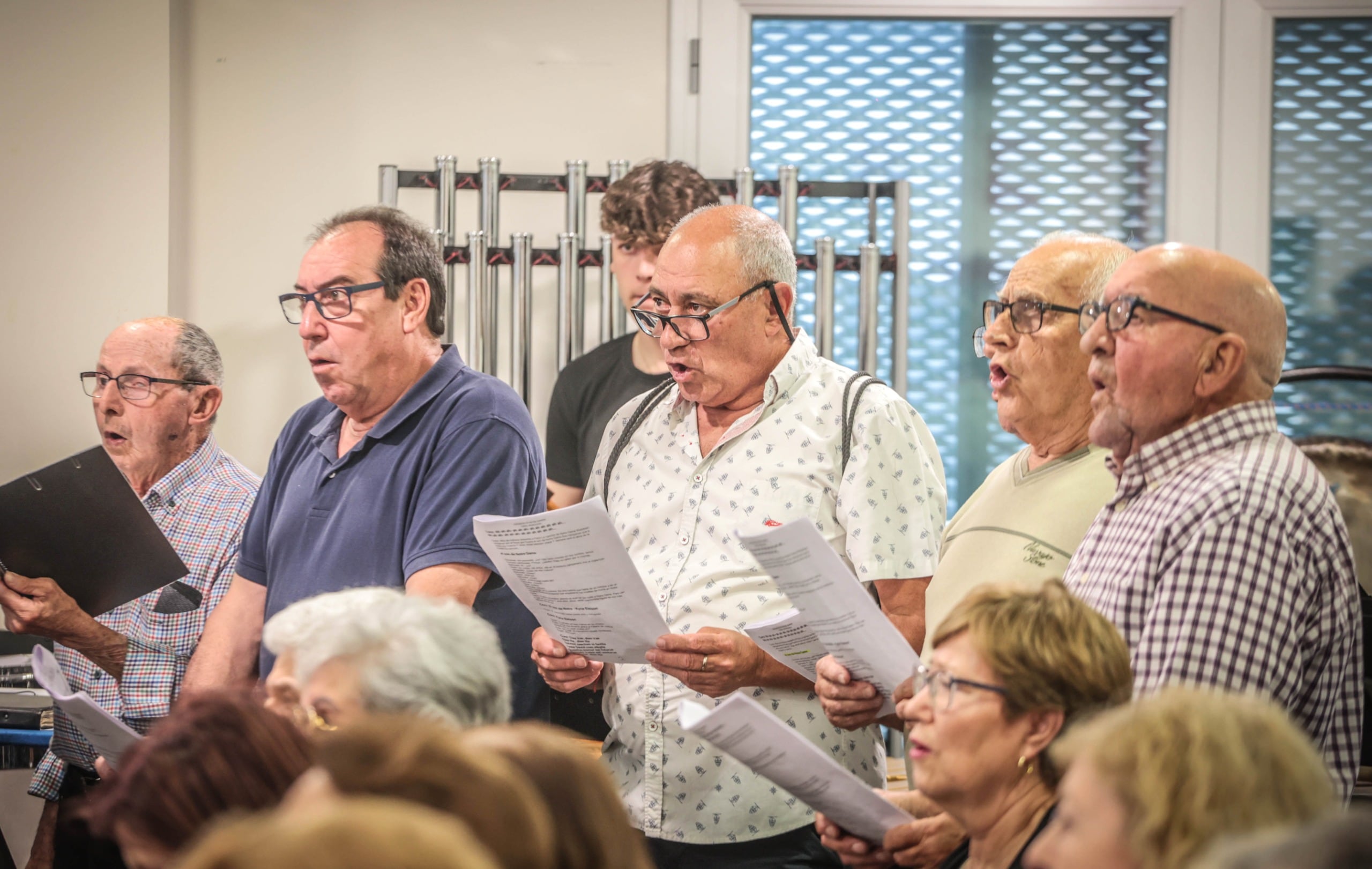 Miembros de la Coral Monovera Virgen del Remedio, durante el ensayo del musical