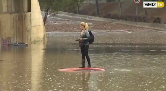 Ya de pie sobre el techo, sigue esperando a los servicios de emergencia.