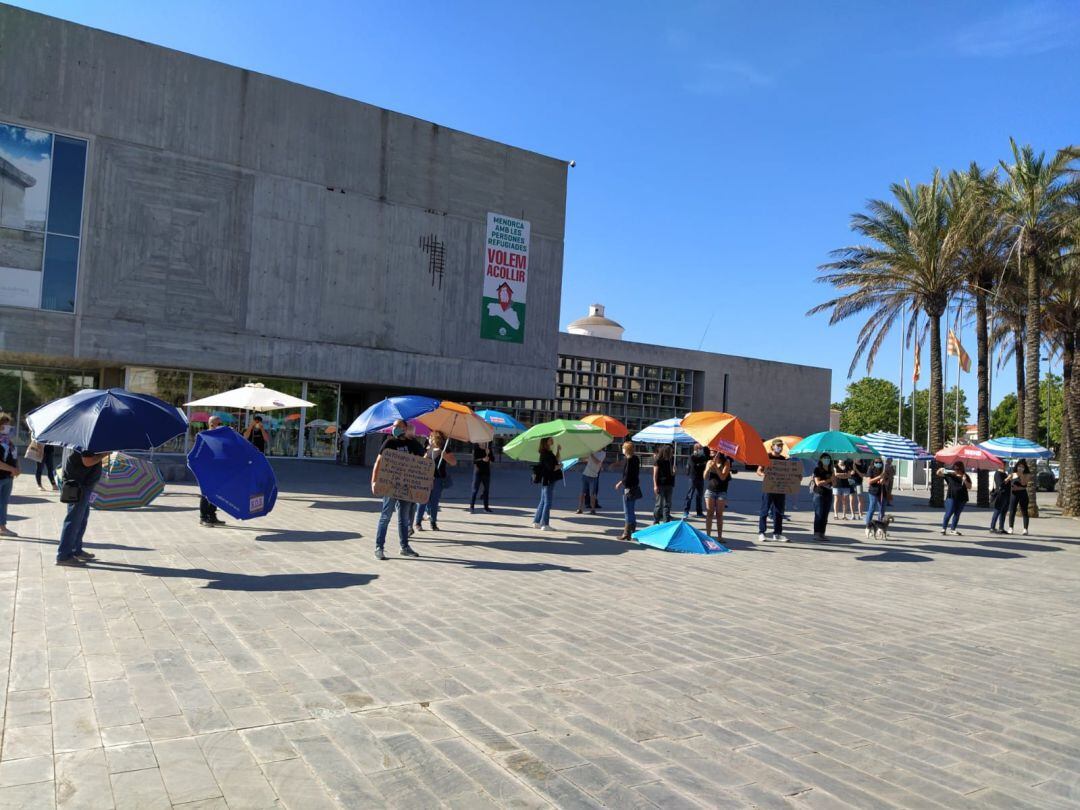 Els autònoms es van plantar davant la seu del Consell per recalamr una equiparació en les ajudes.