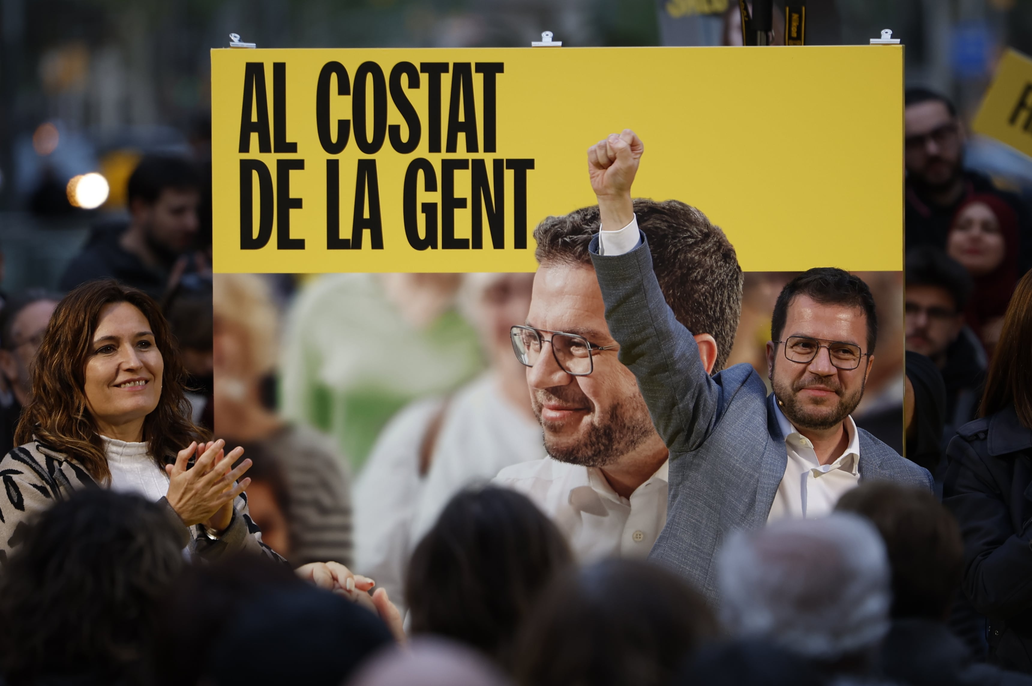 El president de la Generalitat y candidato a la reelección, Pere Aragonès (d), durante el acto de inicio de campaña electoral de ERC, este jueves en Barcelona.