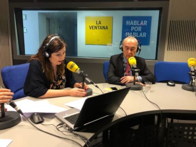 Luis Alberto de Cuenca durante la entrevista