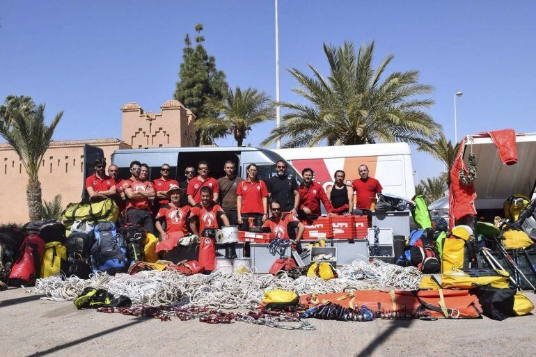 Fotografía facilitada por la Federación Andaluza de Espeleólogos de los 16 integrantes del equipo de Espeleosocorro Andaluz 