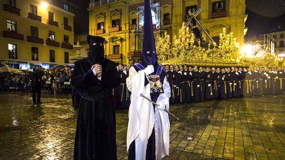 Procesión de la cofradía de Jesús El Rico de Málaga en Miércoles Santo