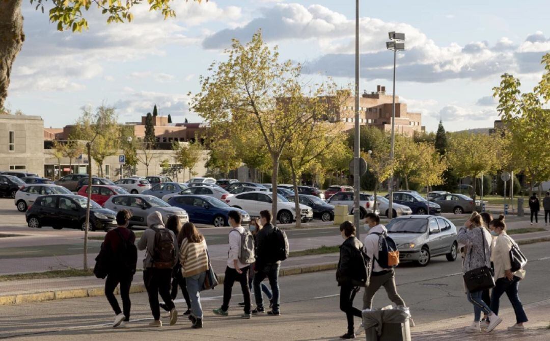 Estudiantes en el Campus universitario de Salamanca.