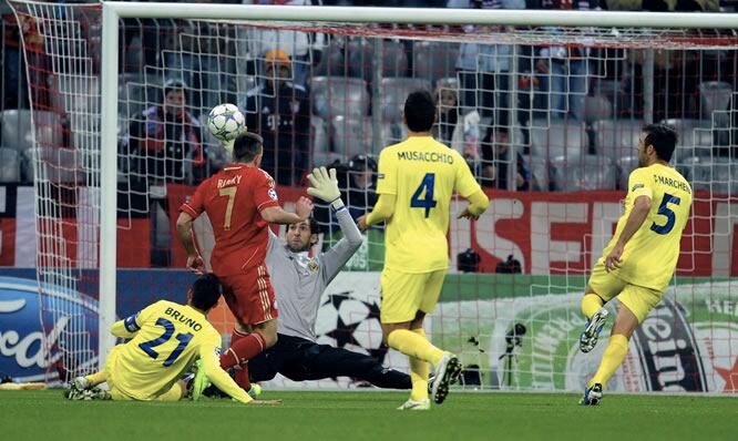 El guardameta del Villarreal, Diego López, no puede evitar el gol del francés del Bayern Múnich, Franck Ribery