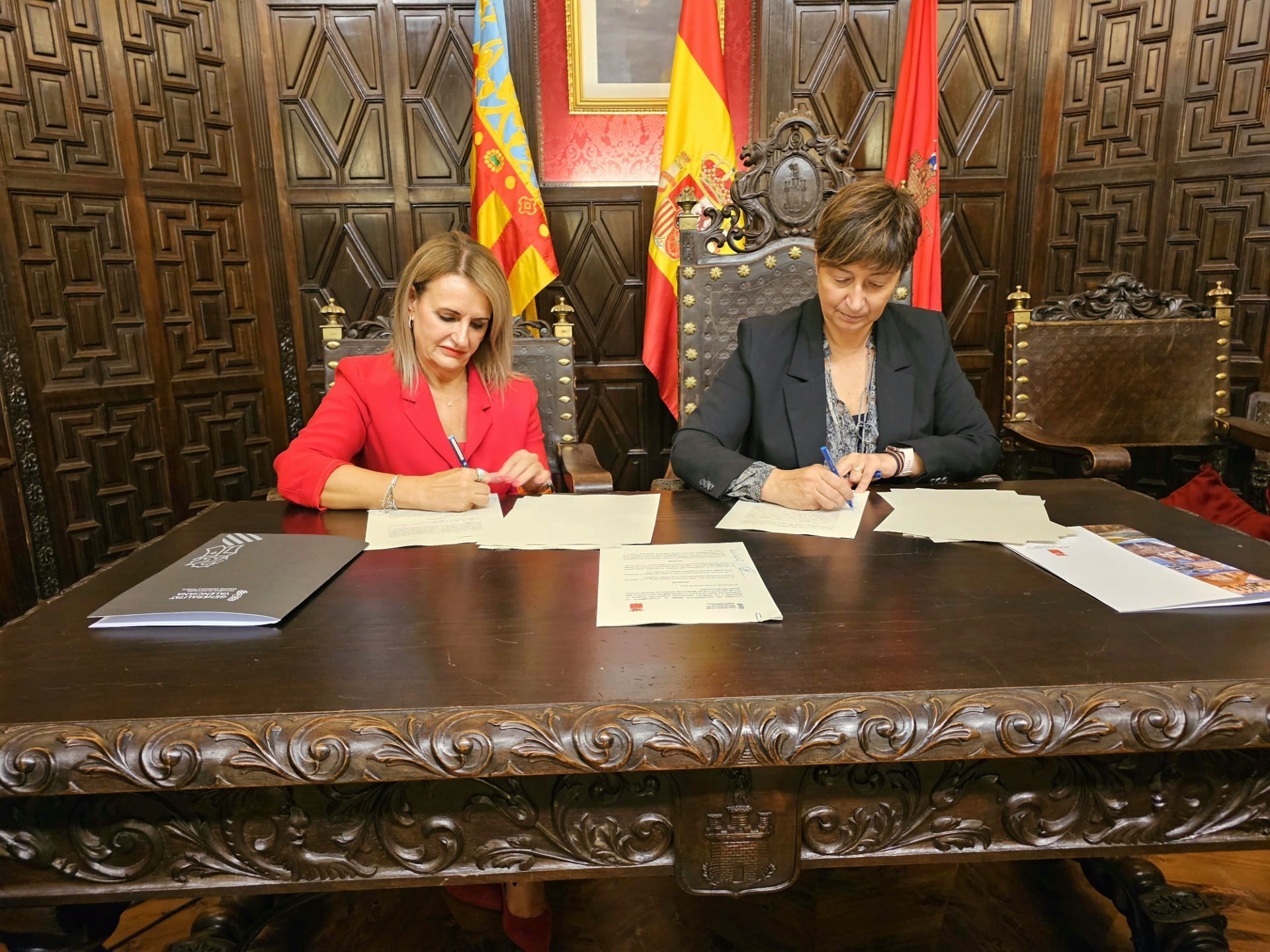 La consellera, Nuria Montes, junto a la alcaldesa de Segorbe, Mari Carmen Climent.