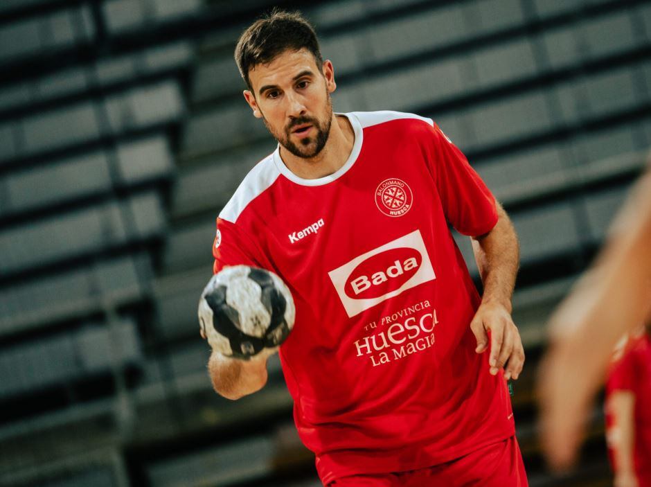 Carlos Molina sigue recuperándose de su lesión que le impide jugar con el Bada Huesca