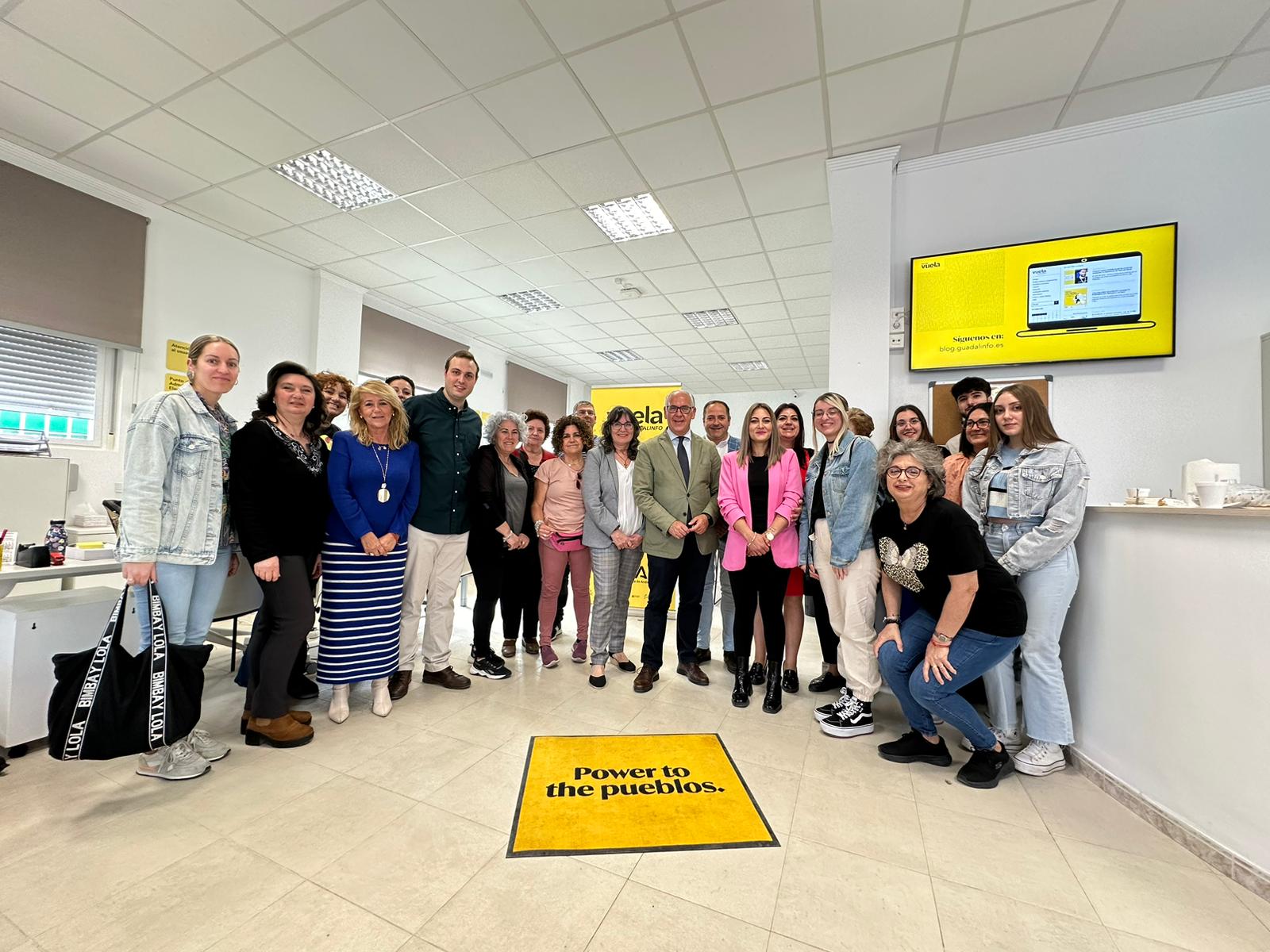 Foto de familia con autoridades, técnicos y usuarias