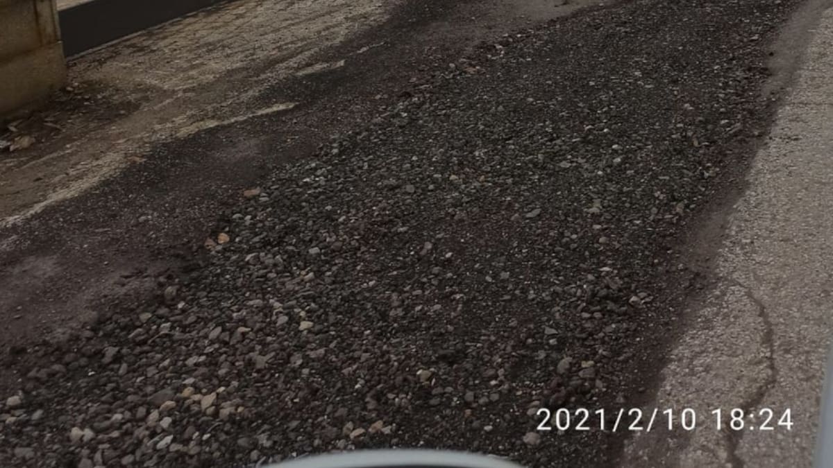 TyM "parchea" el acceso a Toral de Merayo "hasta que pavimente el ayuntamiento", dice el pedáneo