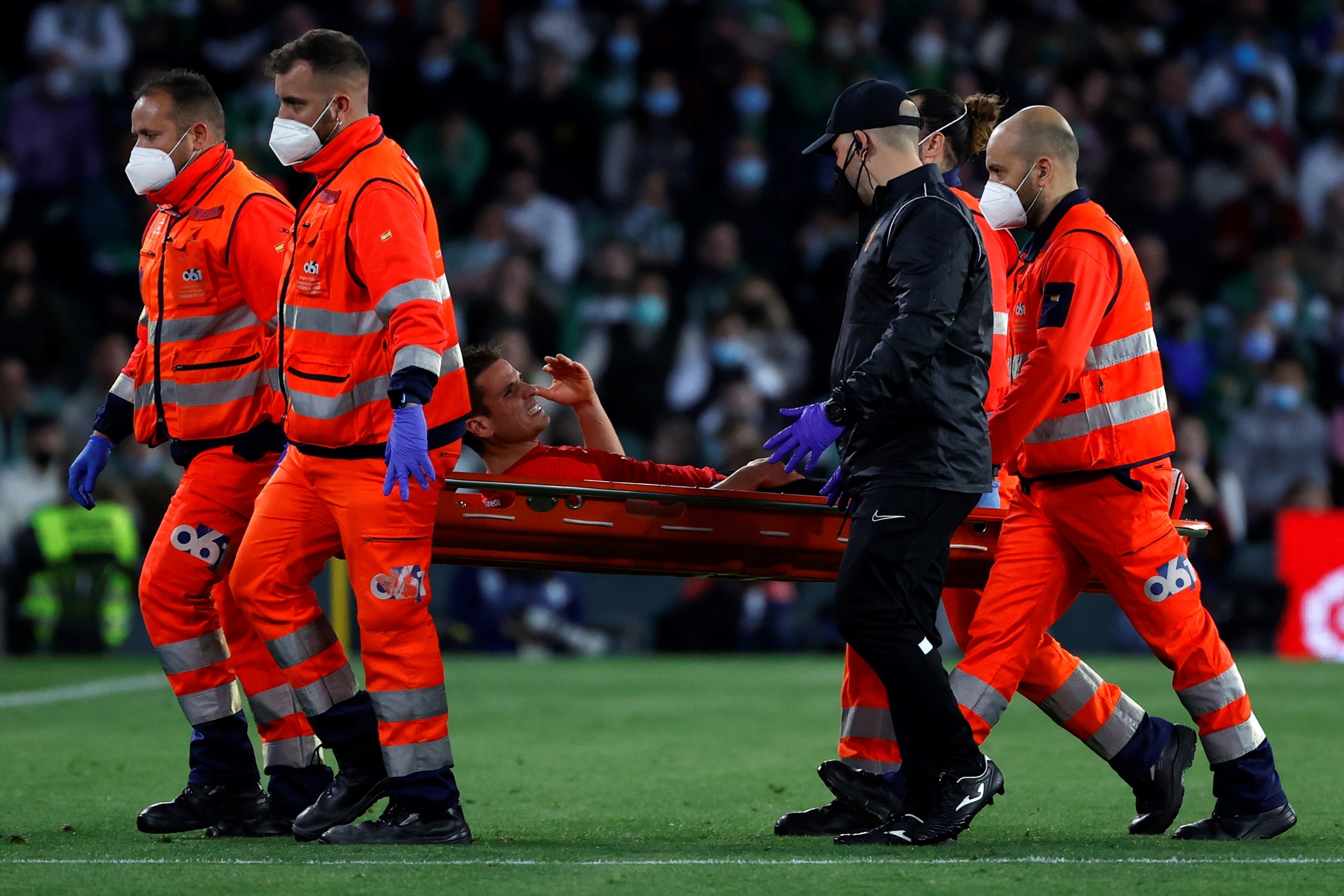 SEVILLA 20/02/2022.- El centrocampista del Mallorca, Ruiz de Galarreta, es retirado del terreno de juego tras caer lesionado durante el encuentro correspondiente a la jornada 25 de primera división que disputan hoy domingo frente al Betis en el estadio Benito Villamarín, en Sevilla. EFE/Julio Muñoz.