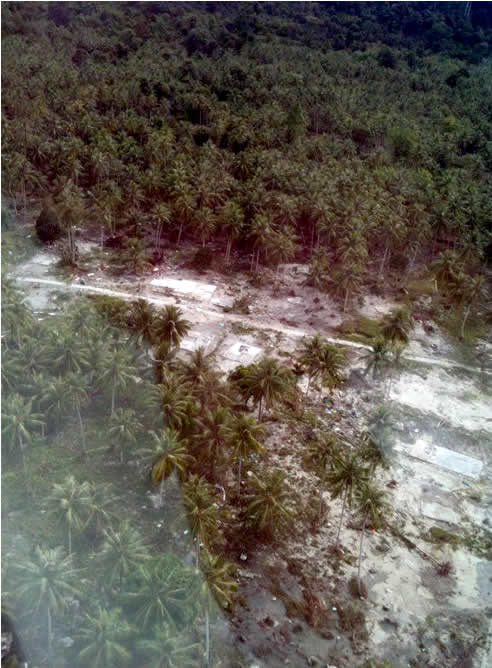 Vista aérea tomada desde un helicóptero este miércoles 27 de octubre de 2010, que muestra la destrucción de una aldea tras el paso del tsunami en la isla Pagai, Mentawai, al oeste de Sumatra (Indonesia). La Agencia Nacional de Gestión de Desastres indicó que una decena de aldeas de las Mentawai, la mayoría situadas en las islas Pagai Selatan (sur) y Pagai Utara (norte), fueron destruidos por el tsunami con olas de hasta seis metros que penetraron 600 metros en tierra firme a causa del fuerte terremoto de 7,5 grados en la escala de Richter que el pasado lunes las islas Mentawai, frente a las costas de la isla indonesia de Sumatra, y mató a 113 personas, según las últimas cifras oficiales