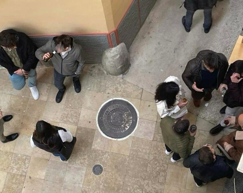 Grups de persones bevent al carrer en un tardeo de Ciutadella