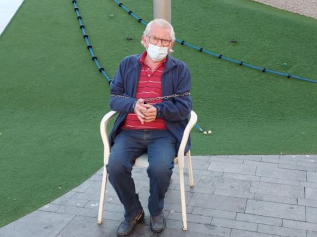 Un hombre de 73 años se encadena en Tenerife para exigir su pensión no contributiva