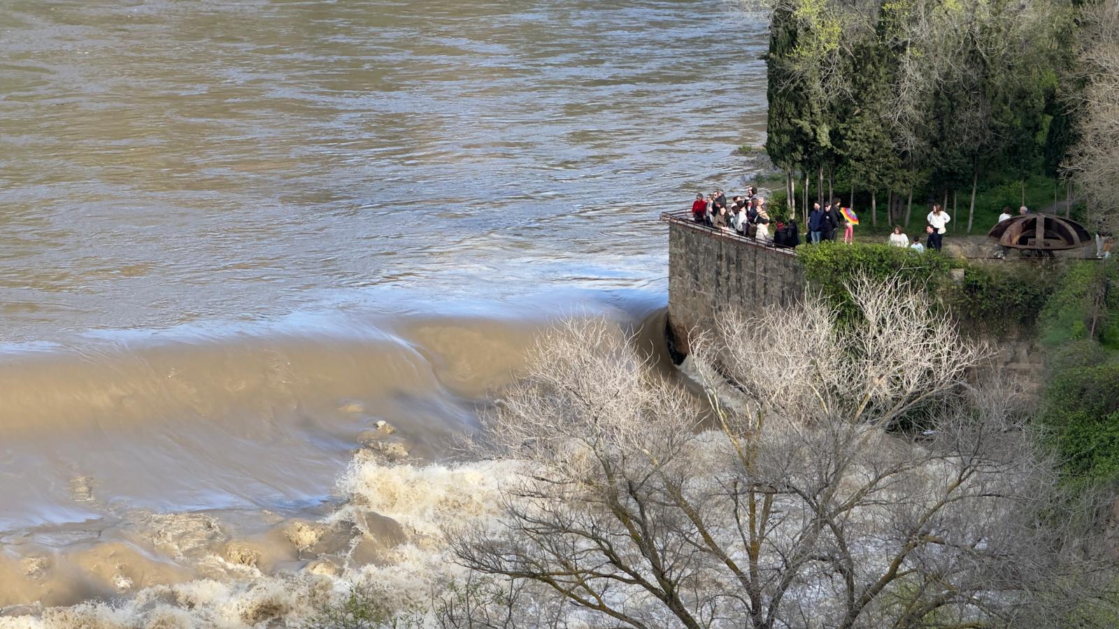 Algunos curiosos en uno de los miradores, situado junto al puente de San Martín en Toledo